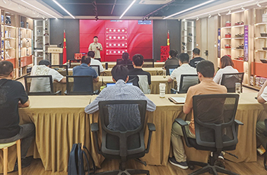 拼搏为刃 荣光共赴——4月营销表彰大会
